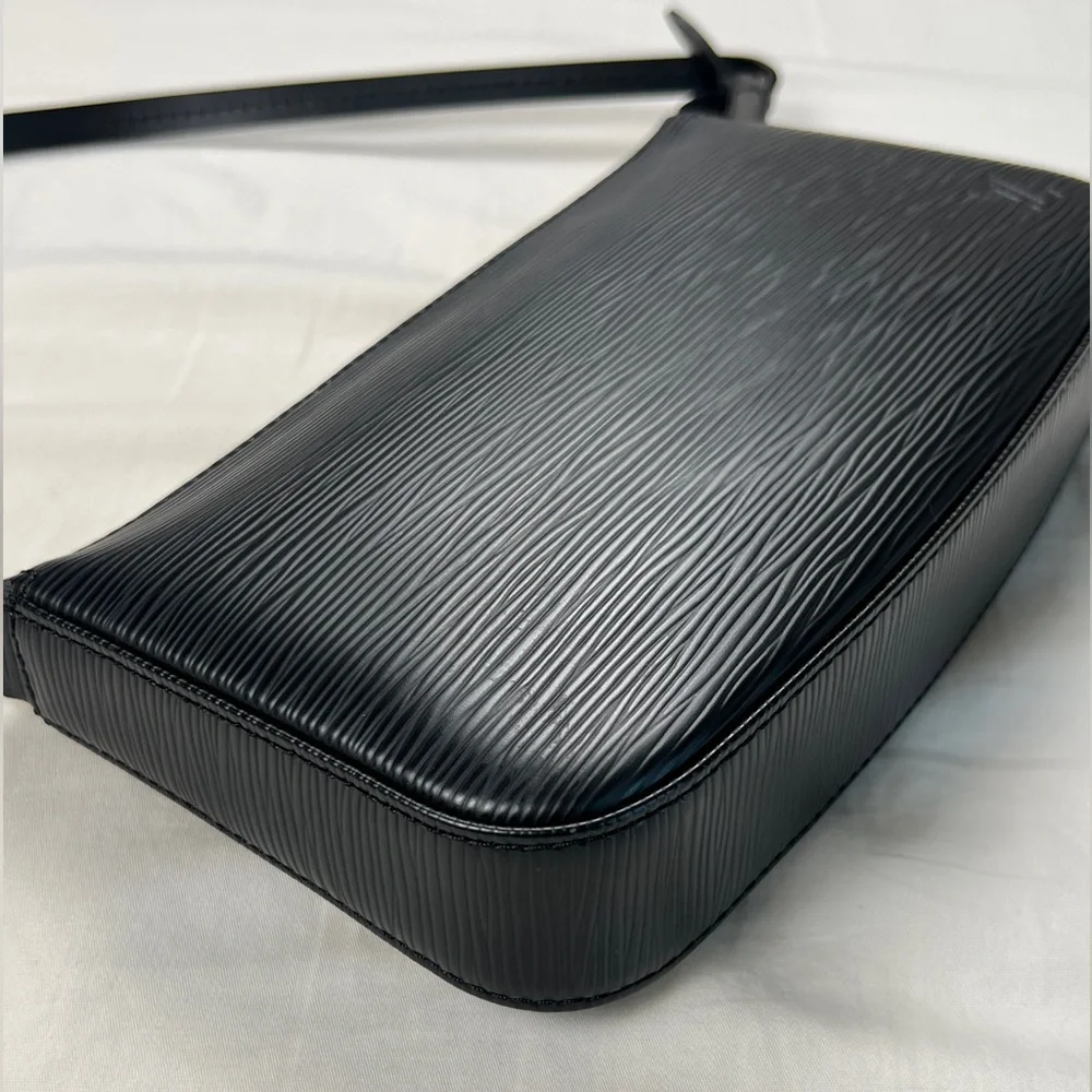 Louis Vuitton Pochette Accessoires Epi Leather - Picture 4 of 16